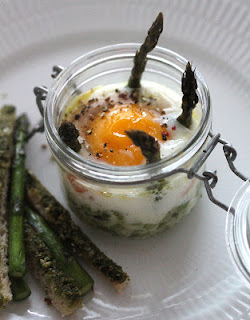 recetet de pâques , entrée , asperges , oeuf cocotte , saumon fumé