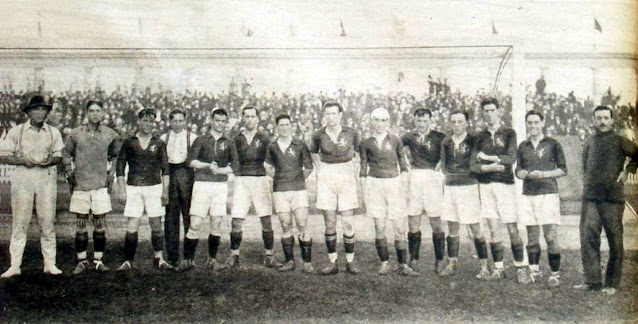 📸SELECCIÓN DE ESPAÑA 📆29 agosto 1920 ➡️Belauste (de paisano), Zamora, Sancho, Lemmel (masajista), Patricio, Vázquez, Artola, Arrate, Pichichi, Vallana, Pagaza, Eguiazábal, Acedo y Paco Bru (seleccionador). SELECCIÓN DE BÉLGICA 3 🆚 SELECCIÓN DE ESPAÑA 1 Domingo 29/08/1920, 14:30 horas. VII Juegos Olímpicos de Amberes 1920, cuartos de final. Amberes (Bélgica), estadio Olímpico de Beerschot:18.000 espectadores. GOLES: ⚽1-0: 37’, Coppée. ⚽2-0: 55’, Coppée. ⚽3-0: 58’, Coppée. ⚽3-1: 80’, Arrate, de penalti.