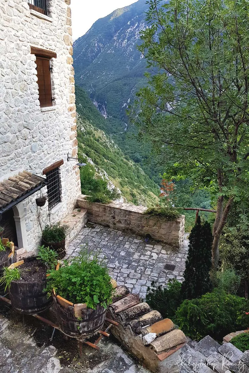 Castrovalva  — bajkowe miejsce na urwisku skalnym w Abruzji.