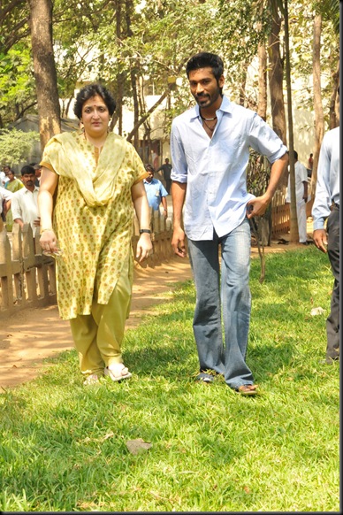 Latha-Rajinikanth-Dhanush-Press-Stills-010