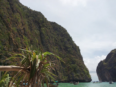 <a href="url gambar"><img alt="maya bay phi phi islands" src="urlgambar" title="maya bay phi phi islands" />