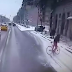 Kidöntött egy Karácsony-oszlopot egy biciklis az Üllői úton (Videó)