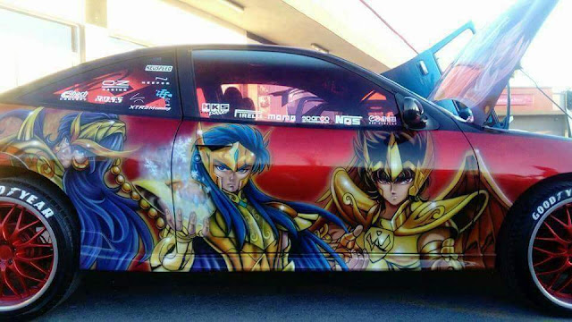 Automovil con arte de caballeros del zodiaco.