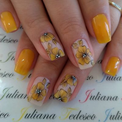 unhas decoradas amarelas coloridas