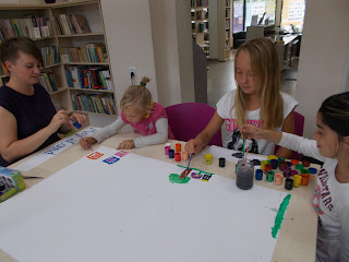 Dzieci z bydgoskiego Londynka na zajęciach plastycznych w bibliotece przy Pomorskiej w Bydgoszczy