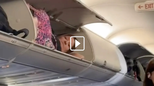Mulher "descansa" em compartimento de bagagem de voo: imagem viraliza | Brazil News Informa