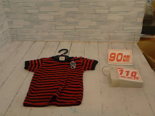 中古品　子供服　９０ｃｍ　ブラック×レッド　ボーダー　半袖Tシャツ　１１０円