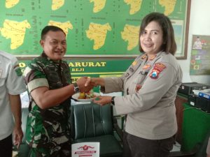 Anggota Koramil Beji 11 Rayon 0819 Mendapat Ucapan Dirgahayu TNI Ke 77 Oleh Kapolsek Beji