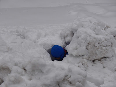 Babia Góra zimą, zabawy na śniegu, budowanie igloo