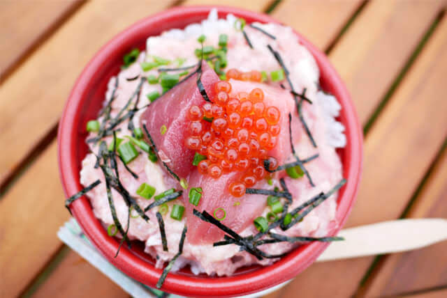 豪快な盛りのトロとろスペシャル丼