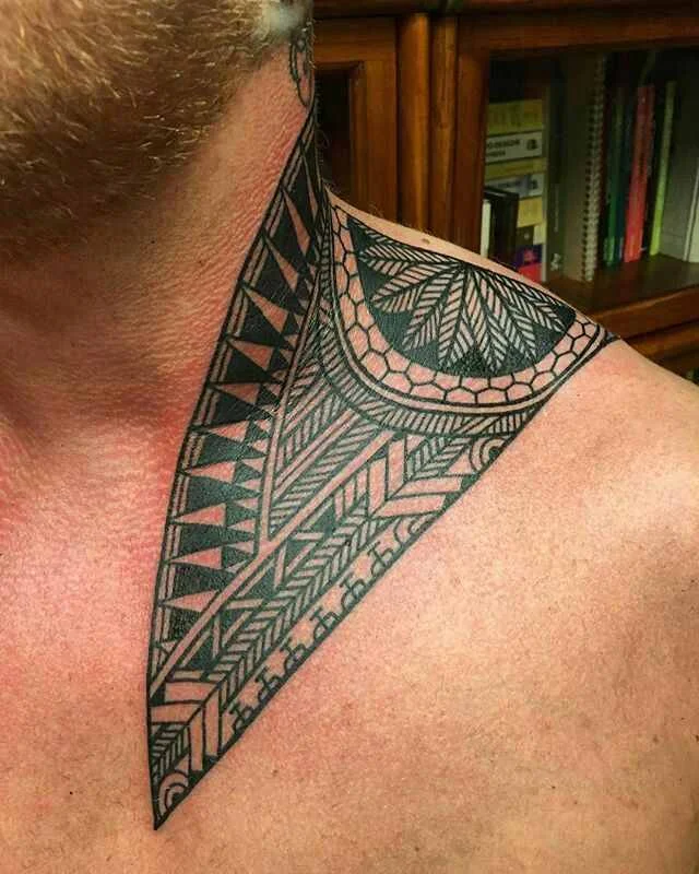 tatuaje maori en hombre, tatuaje tradicional polinesio para hombre