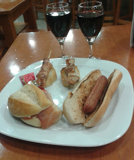 Pinchos barbacoa y argentino; Montaditos catalana y perrito caliente