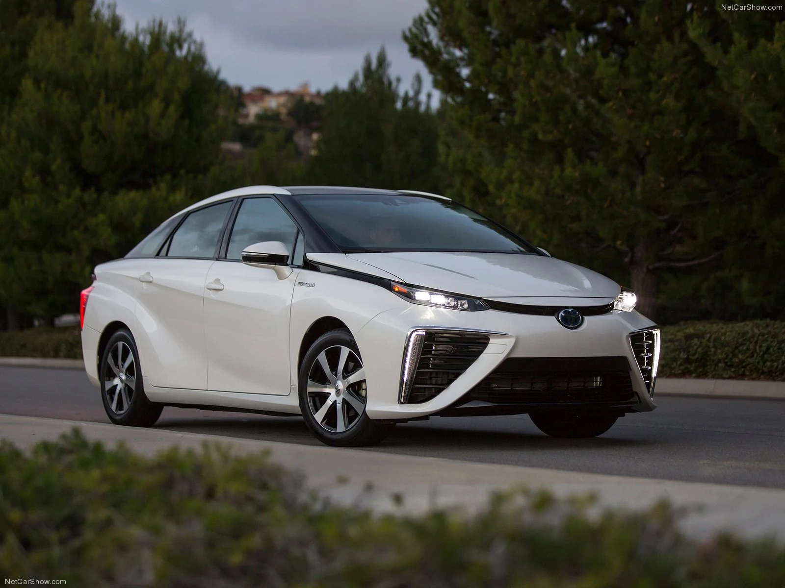 Hình ảnh xe ô tô Toyota Mirai 2016 & nội ngoại thất