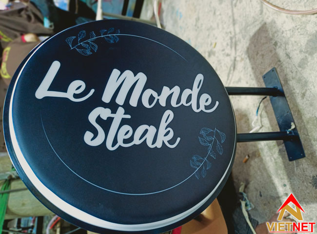 Gia công hộp đèn mica hút nổi cho tiệm Le Monde Steak
