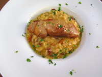 Risotto de caldo de verduras con foie y chocolate blanco