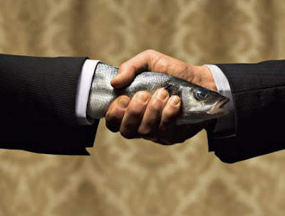 مصافحة-السمكة-الميتة-Dead-fish-handshake