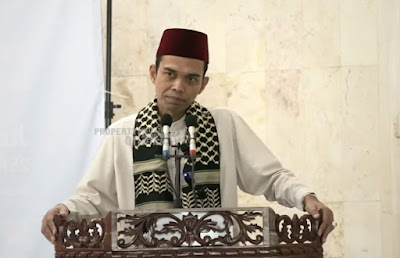 Keistimewaan umat Islam yang beribadah puasa. Pengasuh Pondok Pesantren Mathlaul Huda Ambarawa Pringsewu, Kiai Mubalighin Adnan menjelaskan berbagai keistimewaan orang yang menjalankan ibadah puasa. Puasa khususnya di bulan Ramadan merupakan puasa yang berlimpah rahmat dan ampunan Allah SWT.  Keistimewaan yang pertama, menurutnya, adalah kesempatan bertemu dengan Allah langsung tanpa perantara. Hal ini sebagaimana dijelaskan dalam sebuah hadits yang menceritakan Nabi Musa. Pada hadits tersebut disebutkan Nabi Musa dapat berkomunikasi langsung dengan Allah, menanyakan tentang keistimewaan yang dianugerahkan kepadanya. "Nabi Musa bertanya kepada Allah adakah orang lain yang mampu berbicara langsung dengan Allah selain dia? Kemudian Allah menjawab bahwa akan ada suatu kaum yang dianugerahi bulan Ramadhan dan akan bisa berbicara langsung dan lebih dekat dengan Allah dibanding Nabi Musa," jelas kiai akrab disapa Gus Balighin. Seperti dilansir nu online.  Lebih lanjut, Gus Balighin menjelaskan, puasa adalah ibadah yang spesial. "Ibadah puasa merupakan ibadah yang jauh dari unsur riya. Yang tahu berpuasa atau tidak, hanyalah Allah dan pelakunya sendiri. Oleh karenanya ibadah spesial ini juga akan mendapatkan pahala yang langsung diberikan oleh Allah SWT," terangnya. Puasa, lanjutnya, juga merupakan ibadah dengan bentuk menahan diri untuk tidak makan dan tidak minum. Sehingga ibadah puasa identik dengan sifat Allah yaitu tidak makan dan tidak minum.  "Orang yang mendapatkan pahala dari Allah adalah orang yang menahan diri termasuk menahan diri untuk tidak melakukan kemaksiatan baik ucapan maupun perbuatan," katanya.  Keistimewaan orang yang melakukan Ibadah puasa selanjutnya adalah akan dimasukkan ke surga tanpa dihisab. "Orang yang berpuasa besok seperti burung yang punya sayap di pertamanan surga dan masuk ke dalamnya tanpa dihisab. Dia sendiri tidak akan tahu kenapa ia dimasukkan ke surga secara diam-diam karena memang ibadah puasa juga ibadah yang diam-diam," pungkasnya. Keistimewaan umat Islam yang beribadah puasa. Pengasuh Pondok Pesantren Mathlaul Huda Ambarawa Pringsewu, Kiai Mubalighin Adnan menjelaskan berbagai keistimewaan orang yang menjalankan ibadah puasa. Puasa khususnya di bulan Ramadan merupakan puasa yang berlimpah rahmat dan ampunan Allah SWT. Keistimewaan yang pertama, menurutnya, adalah kesempatan bertemu dengan Allah langsung tanpa perantara. Hal ini sebagaimana dijelaskan dalam sebuah hadits yang menceritakan Nabi Musa. Pada hadits tersebut disebutkan Nabi Musa dapat berkomunikasi langsung dengan Allah, menanyakan tentang keistimewaan yang dianugerahkan kepadanya. "Nabi Musa bertanya kepada Allah adakah orang lain yang mampu berbicara langsung dengan Allah selain dia? Kemudian Allah menjawab bahwa akan ada suatu kaum yang dianugerahi bulan Ramadhan dan akan bisa berbicara langsung dan lebih dekat dengan Allah dibanding Nabi Musa," jelas kiai akrab disapa Gus Balighin. Seperti dilansir nu online.  Lebih lanjut, Gus Balighin menjelaskan, puasa adalah ibadah yang spesial. "Ibadah puasa merupakan ibadah yang jauh dari unsur riya. Yang tahu berpuasa atau tidak, hanyalah Allah dan pelakunya sendiri. Oleh karenanya ibadah spesial ini juga akan mendapatkan pahala yang langsung diberikan oleh Allah SWT," terangnya. Puasa, lanjutnya, juga merupakan ibadah dengan bentuk menahan diri untuk tidak makan dan tidak minum. Sehingga ibadah puasa identik dengan sifat Allah yaitu tidak makan dan tidak minum.  "Orang yang mendapatkan pahala dari Allah adalah orang yang menahan diri termasuk menahan diri untuk tidak melakukan kemaksiatan baik ucapan maupun perbuatan," katanya.  Keistimewaan orang yang melakukan Ibadah puasa selanjutnya adalah akan dimasukkan ke surga tanpa dihisab. "Orang yang berpuasa besok seperti burung yang punya sayap di pertamanan surga dan masuk ke dalamnya tanpa dihisab. Dia sendiri tidak akan tahu kenapa ia dimasukkan ke surga secara diam-diam karena memang ibadah puasa juga ibadah yang diam-diam," pungkasnya., Keistimewaan umat Islam yang beribadah puasa. Pengasuh Pondok Pesantren Mathlaul Huda Ambarawa Pringsewu, Kiai Mubalighin Adnan menjelaskan berbagai keistimewaan orang yang menjalankan ibadah puasa. Puasa khususnya di bulan Ramadan merupakan puasa yang berlimpah rahmat dan ampunan Allah SWT.  Keistimewaan yang pertama, menurutnya, adalah kesempatan bertemu dengan Allah langsung tanpa perantara. Hal ini sebagaimana dijelaskan dalam sebuah hadits yang menceritakan Nabi Musa. Pada hadits tersebut disebutkan Nabi Musa dapat berkomunikasi langsung dengan Allah, menanyakan tentang keistimewaan yang dianugerahkan kepadanya. "Nabi Musa bertanya kepada Allah adakah orang lain yang mampu berbicara langsung dengan Allah selain dia? Kemudian Allah menjawab bahwa akan ada suatu kaum yang dianugerahi bulan Ramadhan dan akan bisa berbicara langsung dan lebih dekat dengan Allah dibanding Nabi Musa," jelas kiai akrab disapa Gus Balighin. Seperti dilansir nu online.  Lebih lanjut, Gus Balighin menjelaskan, puasa adalah ibadah yang spesial. "Ibadah puasa merupakan ibadah yang jauh dari unsur riya. Yang tahu berpuasa atau tidak, hanyalah Allah dan pelakunya sendiri. Oleh karenanya ibadah spesial ini juga akan mendapatkan pahala yang langsung diberikan oleh Allah SWT," terangnya. Puasa, lanjutnya, juga merupakan ibadah dengan bentuk menahan diri untuk tidak makan dan tidak minum. Sehingga ibadah puasa identik dengan sifat Allah yaitu tidak makan dan tidak minum.  "Orang yang mendapatkan pahala dari Allah adalah orang yang menahan diri termasuk menahan diri untuk tidak melakukan kemaksiatan baik ucapan maupun perbuatan," katanya.  Keistimewaan orang yang melakukan Ibadah puasa selanjutnya adalah akan dimasukkan ke surga tanpa dihisab. "Orang yang berpuasa besok seperti burung yang punya sayap di pertamanan surga dan masuk ke dalamnya tanpa dihisab. Dia sendiri tidak akan tahu kenapa ia dimasukkan ke surga secara diam-diam karena memang ibadah puasa juga ibadah yang diam-diam," pungkasnya.