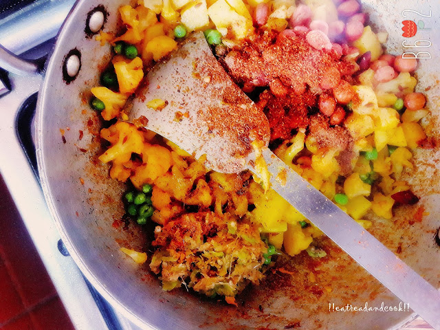 how to make Fulkopir Singara / Cauliflower Samosa / phulkopir singara recipe and preparation with step by step pictures