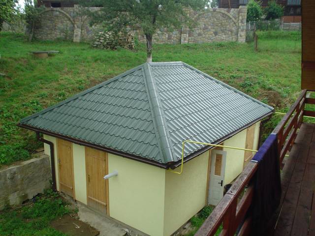 Auxiliary building in the courtyard