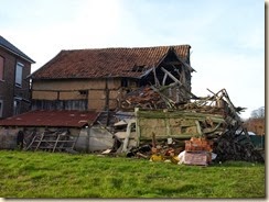 Klein-Gelmen, hoek Steenweg met Schepenbank: een schuur in verval. In augustus 2009 was het gebouw nog intact