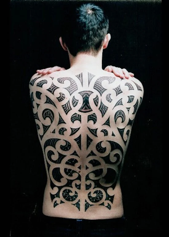 tatuaje maori en hombre, tatuaje tradicional polinesio para hombre