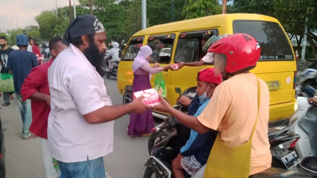 Komunitas Doman Milenial Sorong Berbagi Kasih 1.500 Takjil Di Bulan Suci Ramadhan.