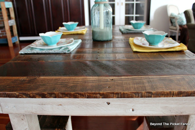 farmhouse table, pallets, reclaimed wood, country kitchen, http://goo.gl/z9bPYj