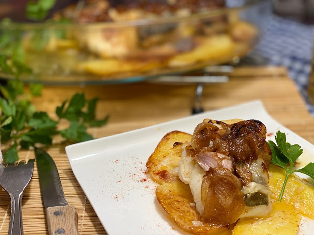 Bacalao a la portuguesa jugoso con patatas al horno