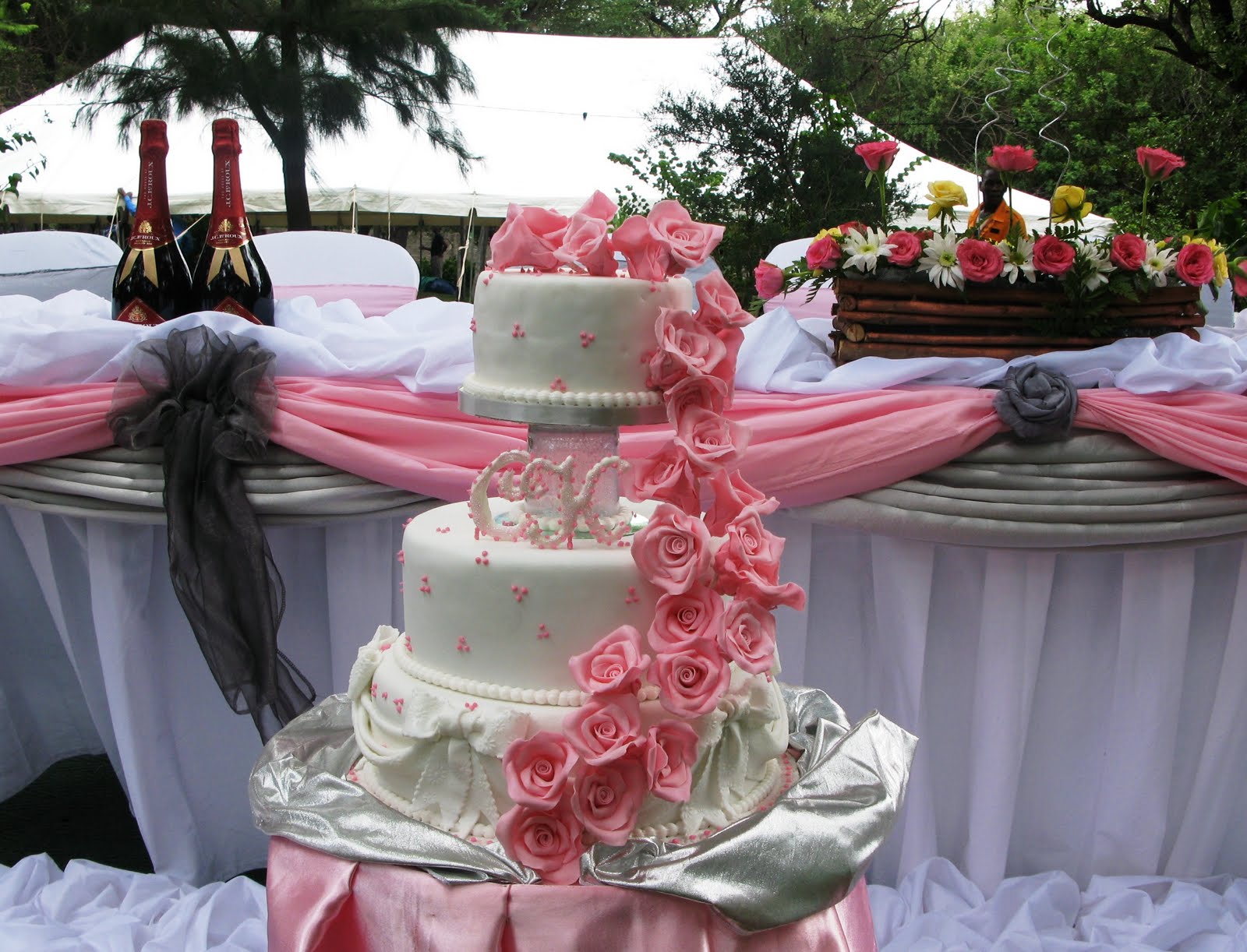How To Decorate A Wedding Cake Table