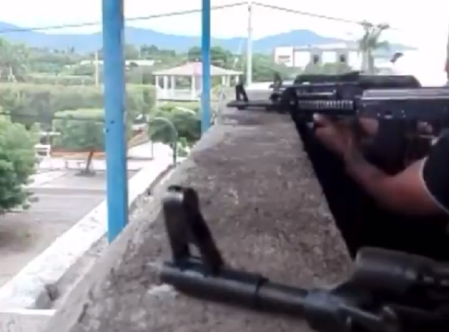 VIDEO.- La Familia Michoacana apoya por Los Viagras, Guardia Nacional y Estatales defendiendo la plaza y sacando a los Jaliscos de tierra caliente, Michoacán