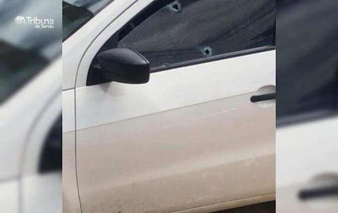 Carro guiado por secretária de administração da Prefeitura de Piancó é alvejado a bala