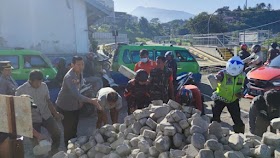 Diduga Rem Blong, Sebuah Truk Pengangkut Paving Blok Terguling dan Tabrak Mobil di Samping Rel Kereta Batu Tulis Bogor
