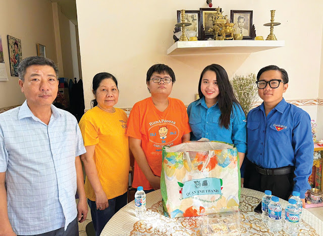 Lãnh đạo Quận Đoàn, Ủy ban Hội LHTN Việt Nam quận thăm, tặng quà cho thanh niên khuyết tật. (Ảnh: B. Trân) Lãnh đạo Quận Đoàn, Ủy ban Hội LHTN Việt Nam quận thăm, tặng quà cho thanh niên khuyết tật. (Ảnh: B. Trân)