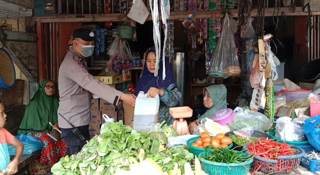 Cek Stok Minyak Goreng, Personel Polsek Jajaran Polres Lhokseumawe Blusukan ke Pasar dan Toko