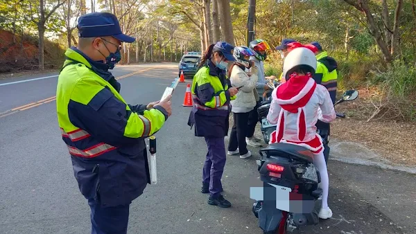 ▲彰化警方從111年起，不分平、假日規劃部署警力巡守，針對超速、改裝車輛加強攔查，並結合彰化縣環保局及彰化監理站實施「聯合稽查」。（記者林明佑翻攝）