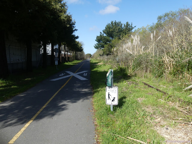 68: dogs on leash sign