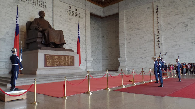 chiang kai shek memorial hall guards changing ceremony