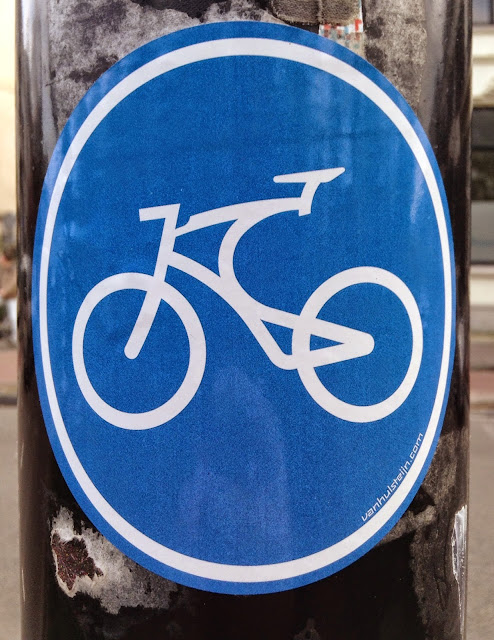 Sticker met kenmerkende fiets van Herman van Hulsteijn, Arnhem, april 2014. Foto: Robert van der Kroft