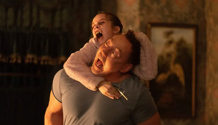 Abigail (Alisha Weir) e Peter (Kevin Durand) no filme 'Abigail', de Matt Bettinelli-Olpin e Tyler Gillett
