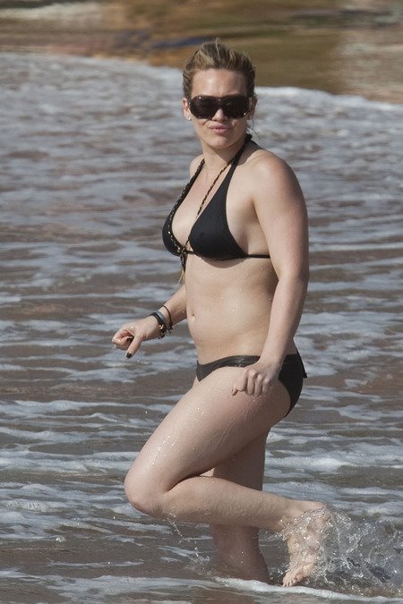 [gallery_main-0624_hilary_duff_bikini_06.jpg]