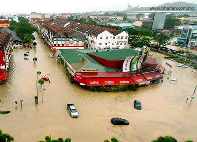  Gambar suasana  banjir yang melanda di Pantai Timur Cg Azmi