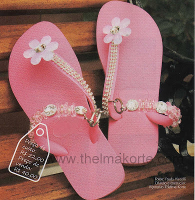 chinelo rosa bordado com cordões de strass por Thelma Korte