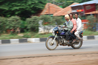 Mieszkańcy indii na motocyklu