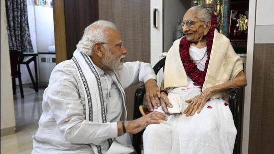 प्रधानमंत्री नरेंद्र मोदी जी के माई हीराबा के 99 साल के उम्र में निधन।