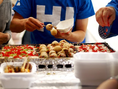 Takoyaki  là món ăn đường phố rất được yêu thích tại Nhật. Trong tiếng Nhật, tako có nghĩa là bạch tuộc, yaki là nướng và takoyaki là một loại bánh bột mì nhân bạch tuộc nướng. Đi khắp xứ sở Phù Tang, bạn có thể thấy hình ảnh những khuôn bánh takoyaki nóng hổi ở bất cứ đâu.