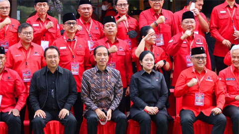 Puan Maharani foto bersama Jokowi