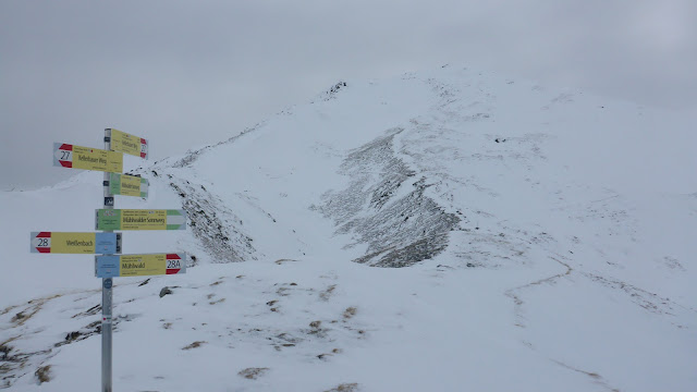 Während Kämme derzeit teils bis zum Boden abgeblasen sind, findet man in Rinnen und Mulden verbreitet mächtige Triebschneeansammlungen, so wie hier am Mühlwalder Jöchl (2342 m), Ahrntal. (Foto: LWD Südtirol, 12.11.2023)