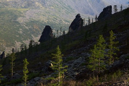 Лабынкыр — крупнейшее озеро (14 км в длину, 4 км в ширину, средняя глубина — 52,6 м) в районе полюса холода Северного полушария. Участники экспедиции хотели продемонстрировать, что гигантский перепад температур воздуха и воды не является препятствием для работы аквалангистов. Просто этого никто и никогда не делал. Опытный полярник Александр Губин рассказывал, что  в Антарктиде дайверы с большими перепадами температур не сталкиваются: погружения происходят летом, когда морозов сильнее –10 °C почти не бывает, а температура воды держится около ноля. Кроме того, на судне они обеспечены всем необходимым — медицинской помощью, горячим душем и так далее.    Чудеса и чудовища озера Лабынкыр   Легенда озера Лабынкыр  Местные жители-якуты верят, что в озере обитает некое громадное животное — «Лабынкырский чёрт», как они называют его. По описаниям якутов, это нечто тёмно-серой окраски с огромной пастью. Расстояние между глазами «чёрта» равно ширине плота из десяти брёвен. Если верить легенде, «чёрт» очень агрессивен и опасен, нападает на людей и животных, способен выходить на берег.  Учёные заинтересовались Лабынкырским чудовищем после сообщения геолога В. И. Твердохлебова, наблюдавшего в озере некий крупный движущийся объект. Ряд экспедиций, однако, не принёс никаких убедительных результатов.  Из записей экспедиции В. Твердохлебова 30 июля 1953 года:  « Предмет плыл довольно близко. Это было что-то живое, какое-то животное. Оно двигалось по дуге: сначала вдоль озера, потом прямо к нам. По мере того как оно приближалось, странное оцепенение, от которого холодеет внутри, охватывало меня. Над водой чуть-чуть возвышалась тёмно-седая туша, глаза животного, а из тела торчало что-то вроде палки… Мы видели лишь небольшую часть животного, но под водой угадывалось огромное массивное тело…»  После того, как в 70-х годах научный интерес к Лабынкыру и его таинственному обитателю угас, единственным жителем тех мест оставался некий рыбак-троцкист по имени Алямс, сосланный в Якутию во время репрессий и не пожелавший возвращаться. Именно его невероятные рассказы о жертвоприношениях, якобы приносимых им чёрту, вновь подогрели любопытство в конце 80-х. В 1993 году Алямс тяжело заболел и его увезли в ближайшую больницу. В бреду он сказал, что Лабынкыр ему не простит разлуки и убьёт его. Что самое удивительное, едва рыбака вернули на озеро, он скоропостижно скончался.  Криптозоологи выдвигают различные гипотезы касательно природы «чёрта»: гигантская щука, реликтовая рептилия или амфибия.  В 2005 году телепрограмма «Искатели» организовала экспедицию на озеро, во время которой провела ряд исследований и измерений. В частности, с помощью эхолота была выявлена аномальная трещина на дне озера, а с помощью глубоководного телезонда удалось обнаружить на дне остатки челюстей и позвонков животных.  Местные жители также сообщали о появлениях «чёрта» в соседнем озере Ворота, но экспедиция к этому озеру сумела доказать, что в нём нет никаких чудовищ.  В феврале 2013 года было совершено погружение на дно озера, температура воздуха на поверхности − 46 градусов по Цельсию, температура воды +2 градуса. Организатором выступили Федерация подводного спорта России и Русское географическое общество, экспедиция получила название «Полюс холода».