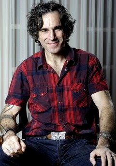 Foto de Daniel Day-Lewis sonriendo sentado