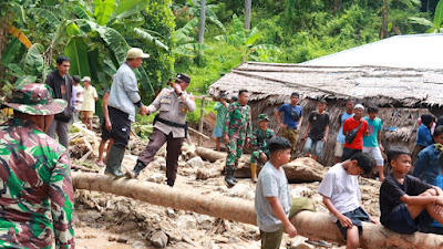 Banjir Bandang Menerjang Hingga Melewati Jalan Trans Sulawesi di Desa Uwevolo, Kec. Siniu, Kab. Parigi Moutong